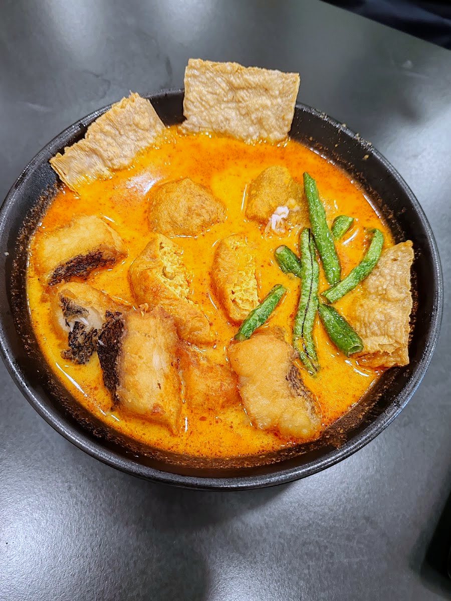 Curry fish noodle soup